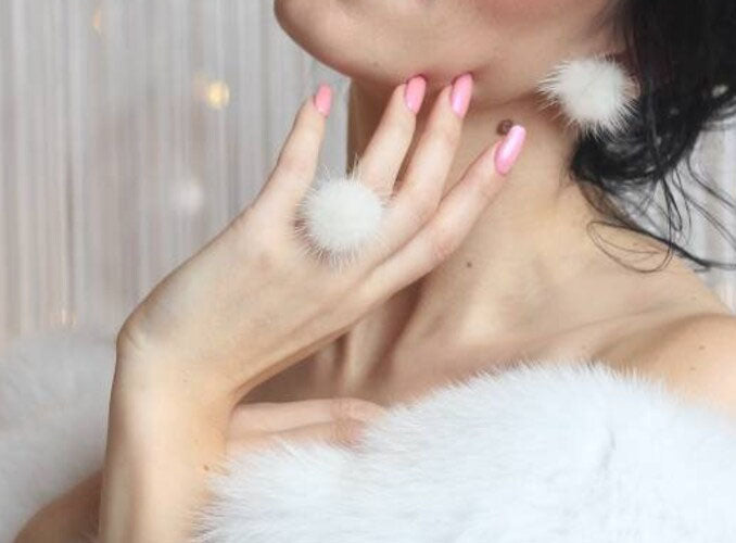 Fur pom pom ring white